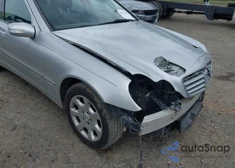 2005 Mercedes-Benz C 320 Luxury 4Matic z USA, uszkodzony, nr VIN WDBRF84J85F567356